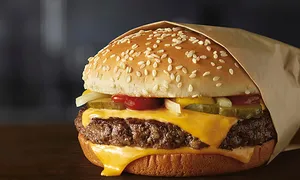 Hàng chục người Mỹ ngộ độc, một ca tử vong sau ăn bánh mì McDonald's