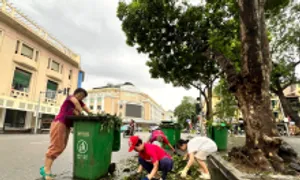Runner chung tay dọn dẹp đường phố sau bão Yagi Runner chung tay dọn dẹp đường phố sau bão Yagi