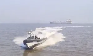 Xuồng hải quân Ấn Độ húc lật phà, 13 người chết Xuồng hải quân Ấn Độ húc lật phà, 13 người chết