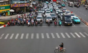 Dòng xe dừng đúng vạch, thẳng hàng tại các giao lộ ở Hà Nội, TP HCM Dòng xe dừng đúng vạch, thẳng hàng tại các giao lộ ở Hà Nội, TP HCM