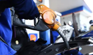 Giá xăng, dầu cùng tăng